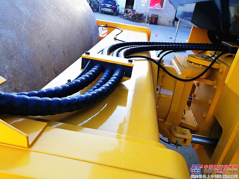 "Compacting machine æ‰› é‡ â€": Guoji Luojian GYS30 road roller is the only step