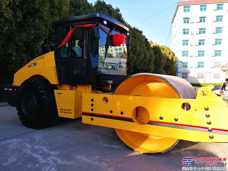 "Compacting machine æ‰› é‡ â€": Guoji Luojian GYS30 road roller is the only step