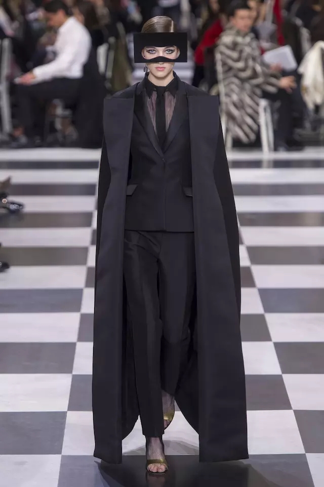 Dior's surreal dreaming high dignified show, the protagonist is a deviant female artist