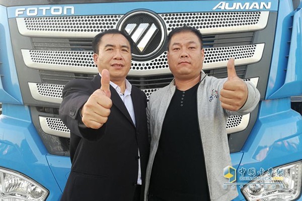 Wang Hongjian (right) likes Foton Cummins X12 Like