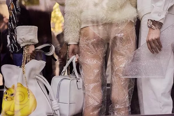 The transparent elements of the fashion world are back. This time they are born for social networks.