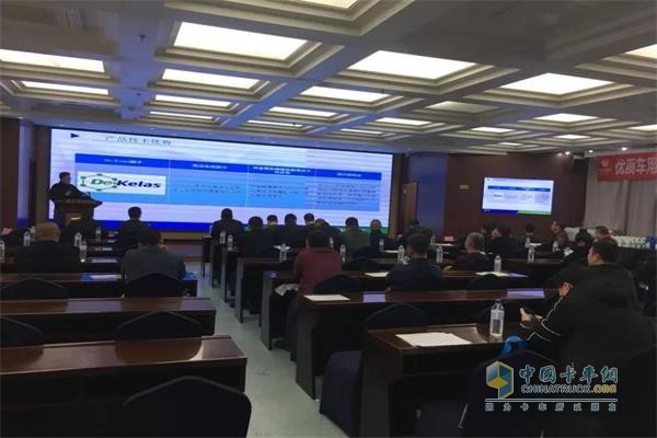 Long Teng Manager, Marketing Department of KSC, introduces customers to the related technologies and functions of Jingxin No.1