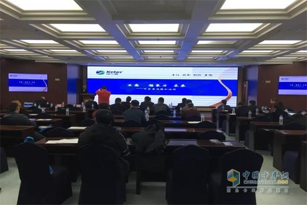 The Manager of the Kossell Filling Equipment Project Department introduced the market prospects of the Keansu Chain Refueling Station to the client.