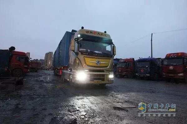 Tianlong flagship cargo loading with Dongfeng Cummins ISZ engine