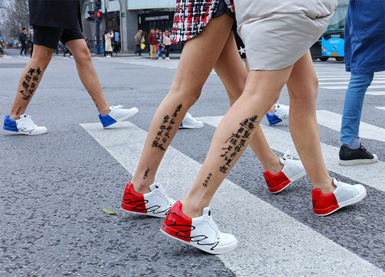 Kangnai, the streets of Hangzhou, are streaking naked, their legs have something to say.