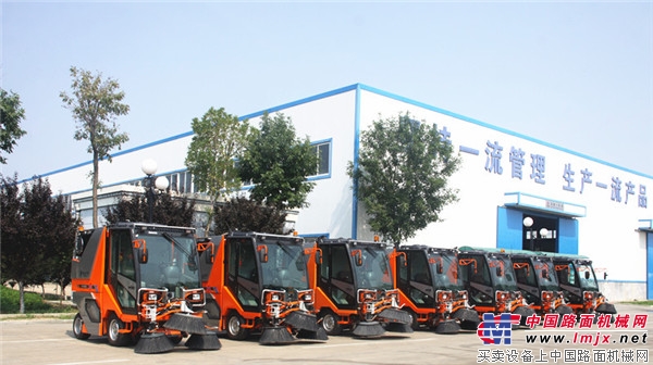 Product power bursting Tonghui QTH8501 multi-function road sweeper forging quality to benefit customers