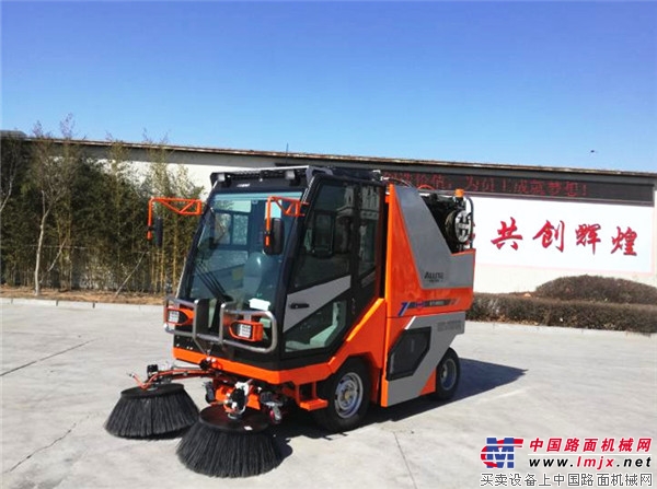 Product power bursting Tonghui QTH8501 multi-function road sweeper forging quality to benefit customers