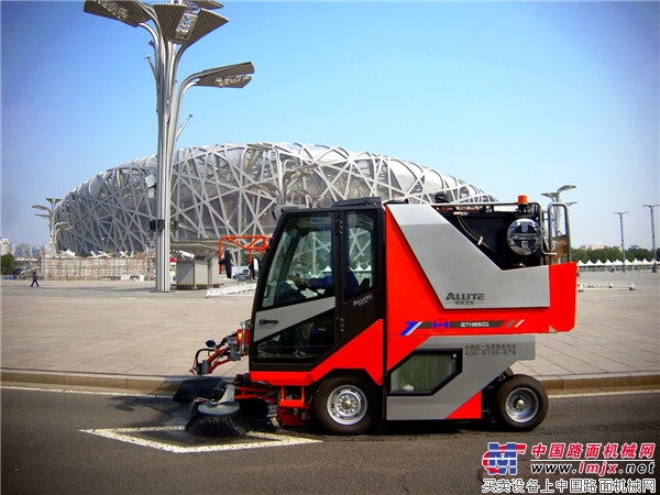 Product power bursting Tonghui QTH8501 multi-function road sweeper forging quality to benefit customers