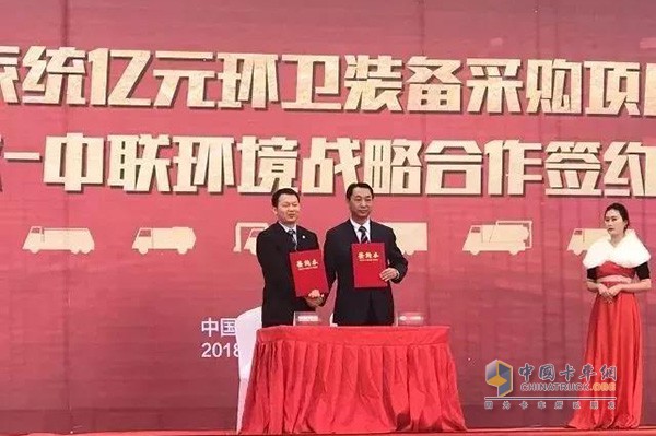 Mr. Huo Ming, Deputy General Manager of FAW Jiefang Automobile Sales Co., Ltd., and the leader of Zoomlion made a strategic cooperation contract