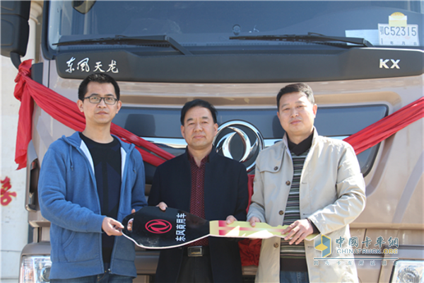 The first batch of Tianlong flagship ISZ hazardous chemicals transport truck delivered to the hands of the user Liu