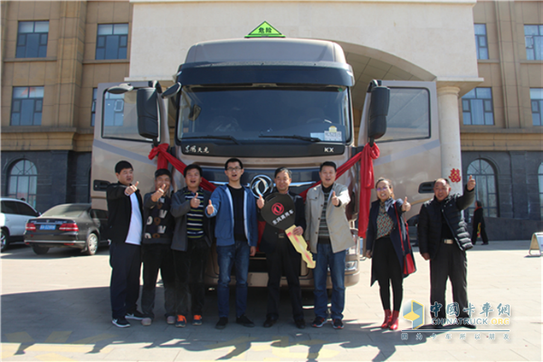 The head of Dongfeng Cummins Hebei Commercial Office, the head of Dongfeng Commercial Vehicle Commercial Division and local dealers delivered the keys to Liu.