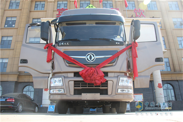 Delivered Dongfeng Tianlong flagship ISZ520 hazardous chemicals transport vehicle
