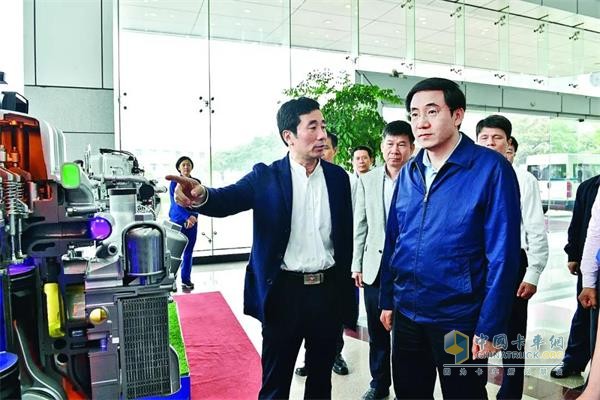 Huang Haikun Visits Yuchai's Complete Series of Six Engines