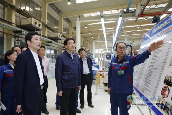 Huang Haikun listens to Xu Yanniâ€™s work on the Innovation Studio