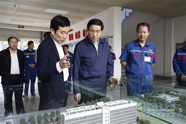 Huang Haikun Visits Yuchai National Engineering Laboratory