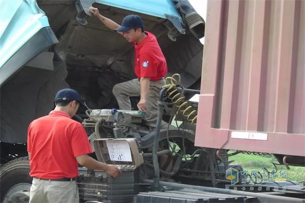 Dongfeng Cummins staff provide maintenance services