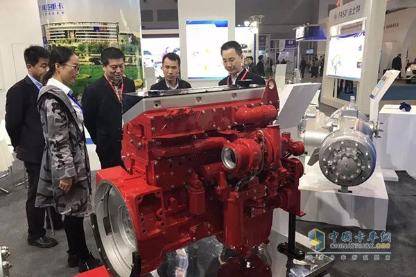 Leaders of Xi'an Municipal Industry and Information Technology Commission visited the scene to understand Xi'an Cummins Engine's exhibition and product features