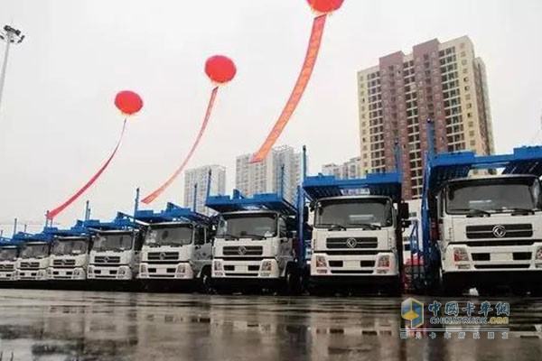 Dongfeng Tianjin Sedan Truck with Dongfeng Cummins Engine