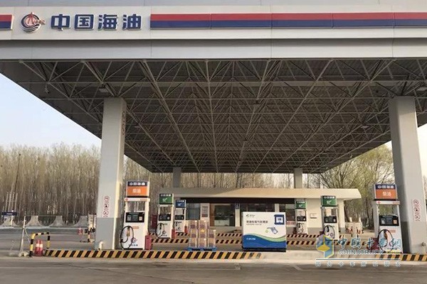 The first batch of vehicle urea filling stations jointly constructed by Hebei CNOOC and Kelan has been successfully completed at the Hebei High-speed CNOOC gas station.