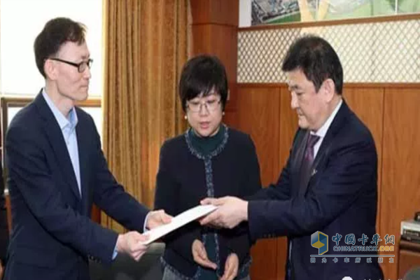 Chai Yongsen (right) receives a letter from Kumho Tire staff representative