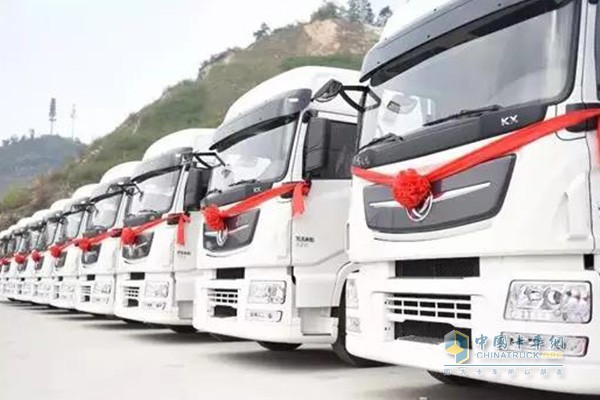 Dongfeng Tianlong flagship delivery vehicle equipped with Dongkang ISZ480 engine lined up
