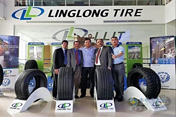 Linglong Tire took a photo with two representatives from India Bola Group