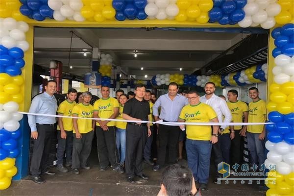 Chairman Wang Feng cuts ribbon for local exquisite tire brand shop