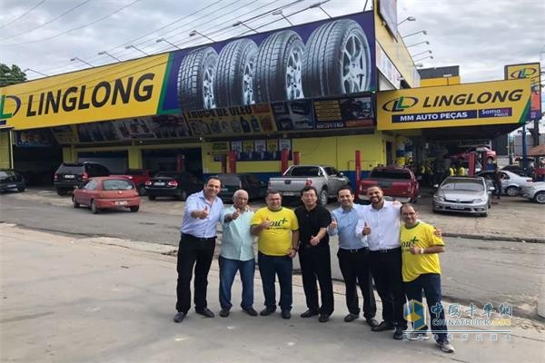 Chairman Wang Feng and Local Agent Take a Photo at the Linglong Tire Brand Store