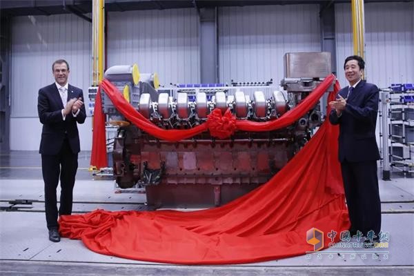 Yu Ping, Chairman of Yuchai Co., Ltd., and Anders Schell, President of Rolls-Royce Power Systems Co., Ltd., MTU parent company, jointly unveiled the engine