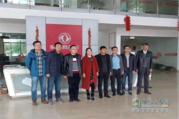 Picture of Dongfeng Cummins and Dongfeng Commercial Vehicle Jiangxi Commerce Department with local dealers and customers