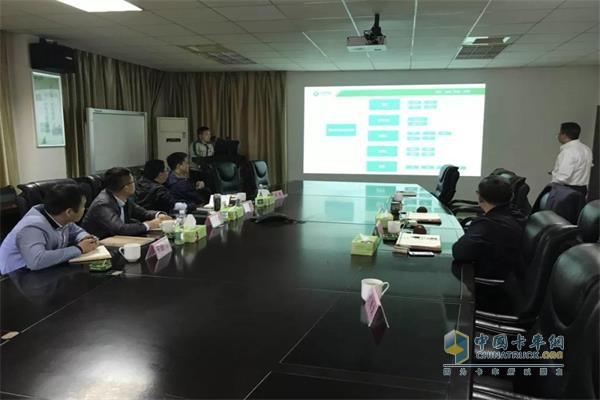 The inspection team and Longxun science and technology staff conduct further exchanges of supply and demand in the conference room