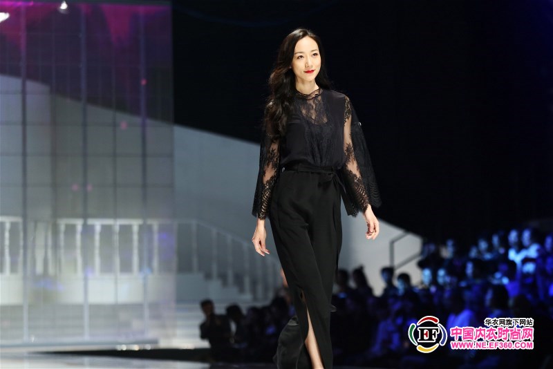 Han Xue debuts An Lifang trend show, interpretation of sexy