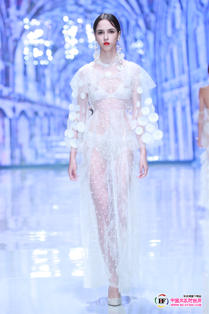 Han Xue debuts An Lifang trend show, interpretation of sexy