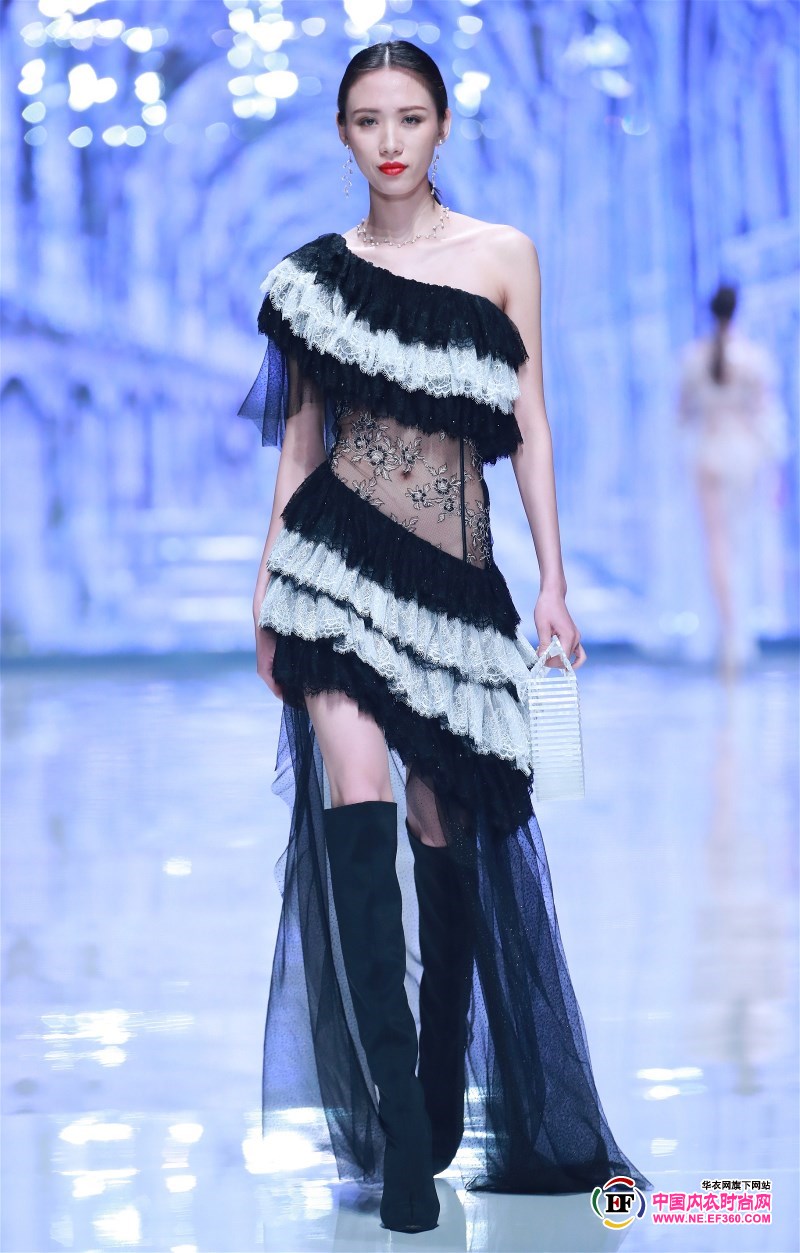 Han Xue debuts An Lifang trend show, interpretation of sexy