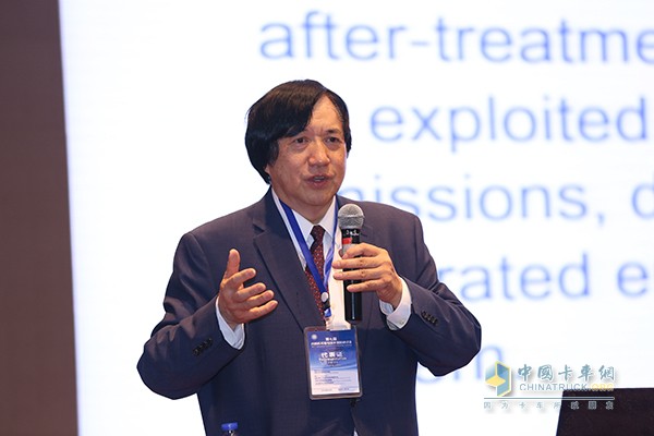 Professor Huang Yongrong of MIT