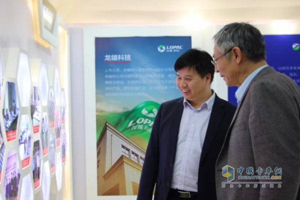 Qin Jian, general manager of Komori, accompanied Wei Anli to visit the exhibition hall