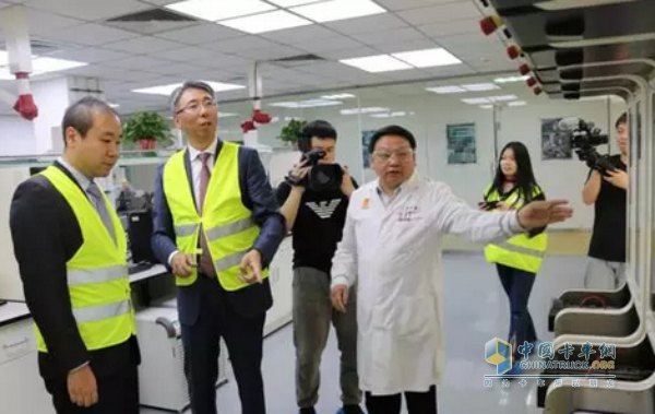 Jang Dongshen, General Manager of Automotive Products Department of Jingdong Mall Home Life Division (left) visits the unified national laboratory