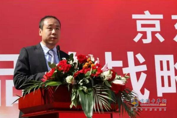 Jang Dongshen, General Manager of Auto Parts Department of Jingdong Mall Home Life Business Department delivered a speech