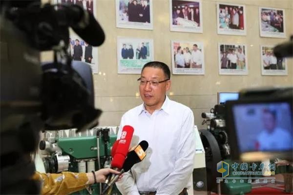 Secretary of the Party Committee and General Manager of FAW Liberation Engine Division Qian Hengrong interviewed by reporters from Wuxi City Information Channel