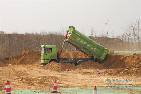 Car dunker truck equipped with Haiwo lifting system