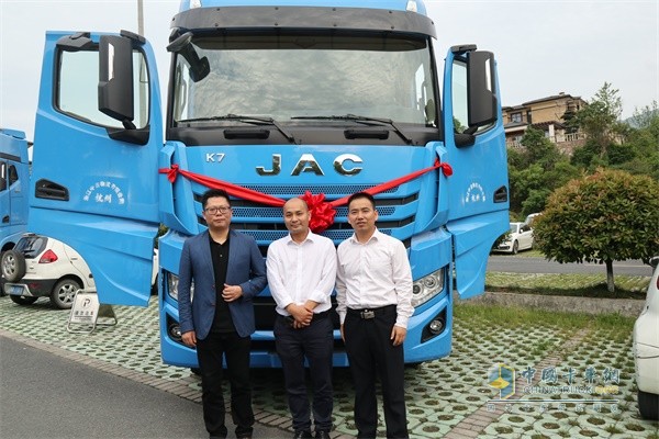 JA Jiang, General Manager of Cross-selling, Wang Jun, General Manager of Hangzhou Huaifa, Xu Kun, Senior Sales Manager of Meritor Trucks Bridge, Dong Haili (from left to right)