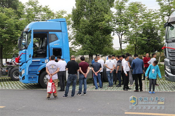 Live users visit the show car