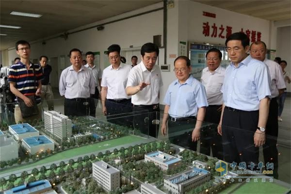 Lu Xin Society (front row, second from right) understands Yuchaiâ€™s R&D base layout at the Yuchai Test Center
