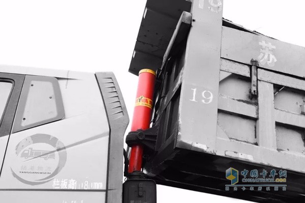 FAW Jiefang Dump Truck adopts Haiwo Hydraulic Cylinder Lifting System