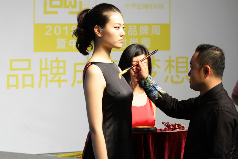 During the Chinese Custom Fashion Week, he made a stylus and the audience was shocked...