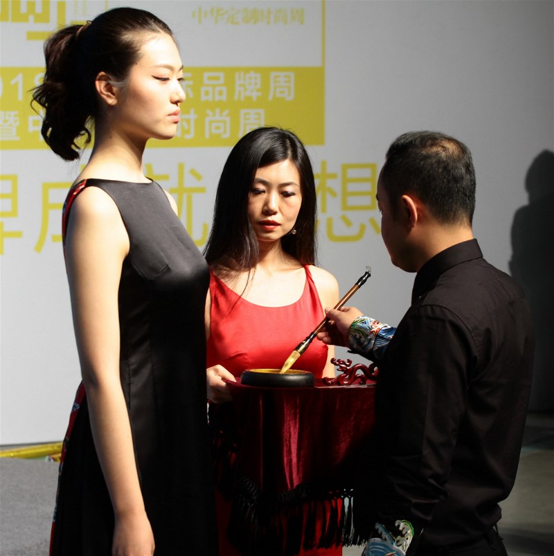 During the Chinese Custom Fashion Week, he made a stylus and the audience was shocked...