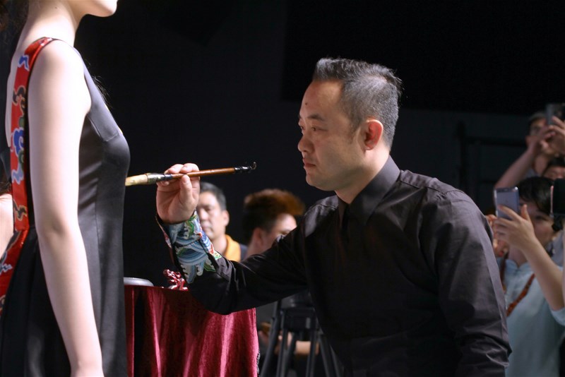 During the Chinese Custom Fashion Week, he made a stylus and the audience was shocked...