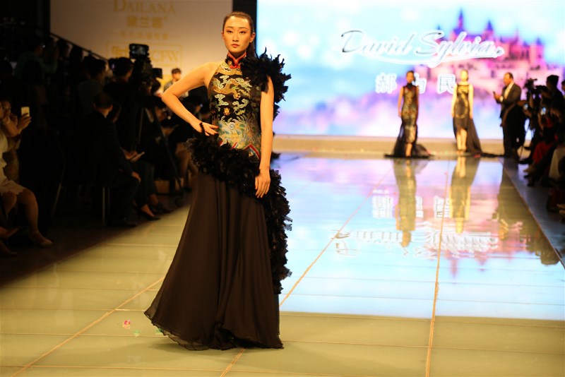 During the Chinese Custom Fashion Week, he made a stylus and the audience was shocked...