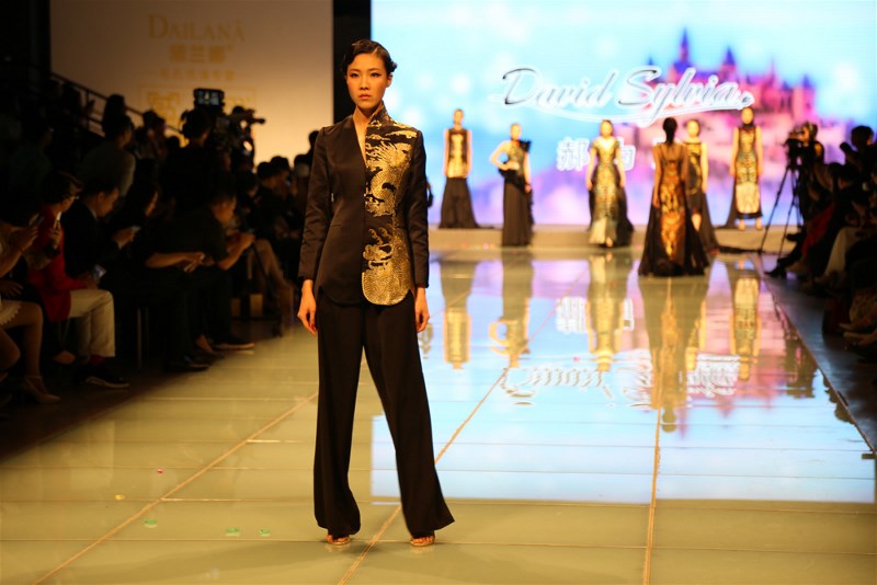 During the Chinese Custom Fashion Week, he made a stylus and the audience was shocked...