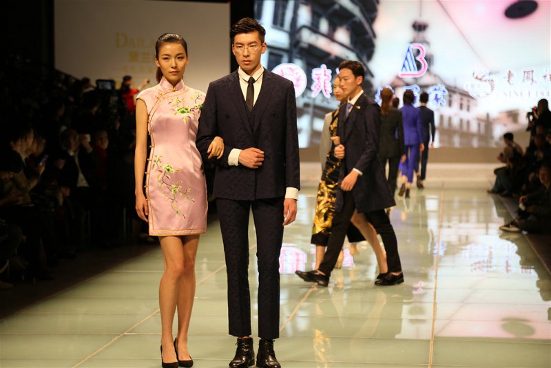 China Custom Fashion Week Looks at the three old Shanghai national brands to join hands to â€œdo thingsâ€